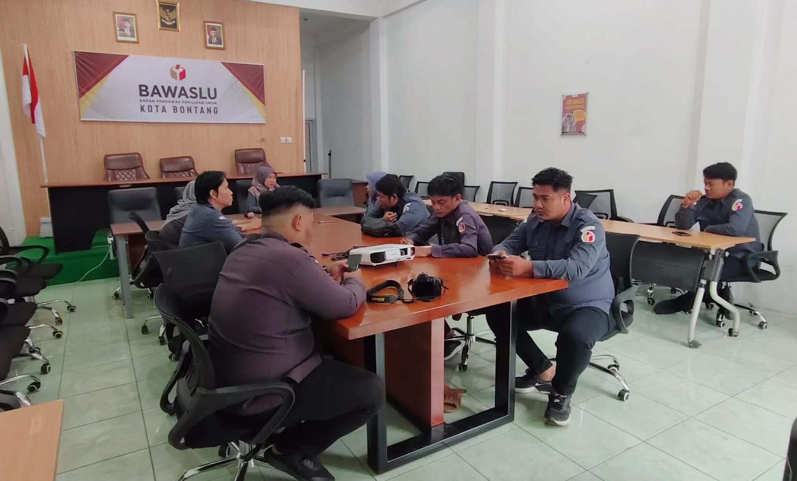 Briefing pagi Bawaslu Bontang sebelum melaksanakan aktifitas tugas