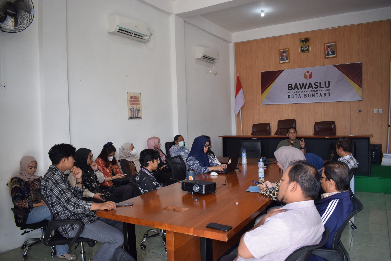 Rapat Koordinasi (Rakor) Persiapan Pelantikan dan Pembekalan Pengawasa Tempat Pemungutan Suara (PTPS) bersama Panwaslu Kecamatan se-Kota Bontang dan Sekretariat Panwaslu Kecamatan se-Kota Bontang pada Pemilihan 2024 