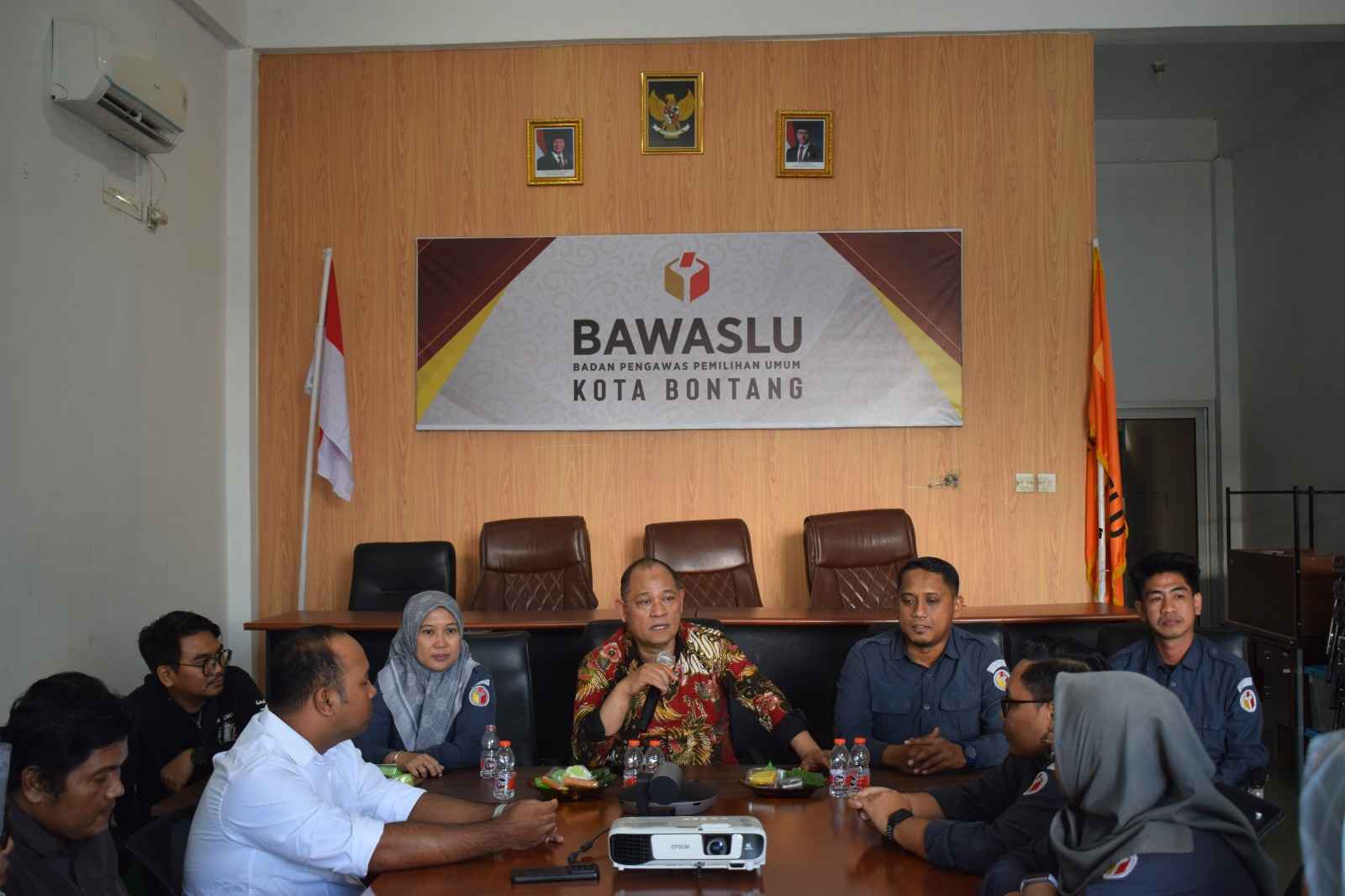 Anggota Bawaslu Republik Indonesia, Totok Hariyono melaksanakan Kunjungan Kerja dalam rangka Supervisi dan Penguatan Kapasitasn ke Kantor Bawaslu Kota Bontang  pada Senin (23/6/2025).