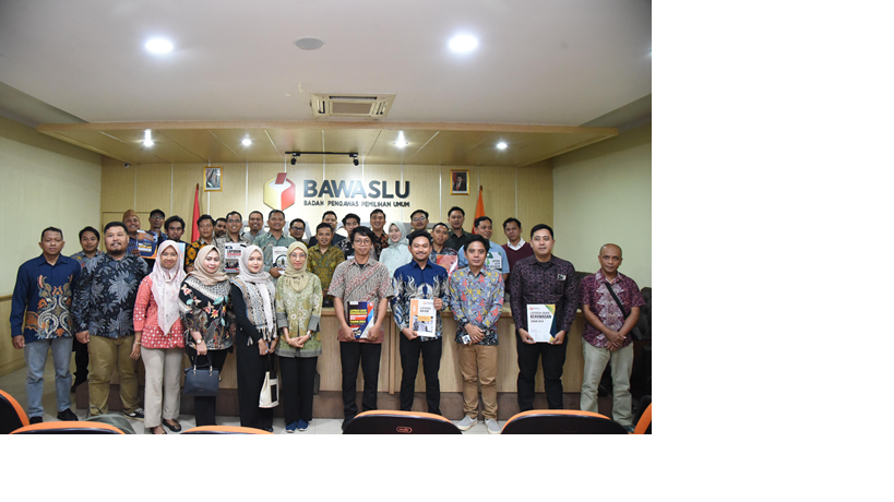 Bawaslu Bontang Serahkan Laporan Akhir Kehumasan Tahun 2024 Ke Bawaslu RI, Jumat (17/1/2025).