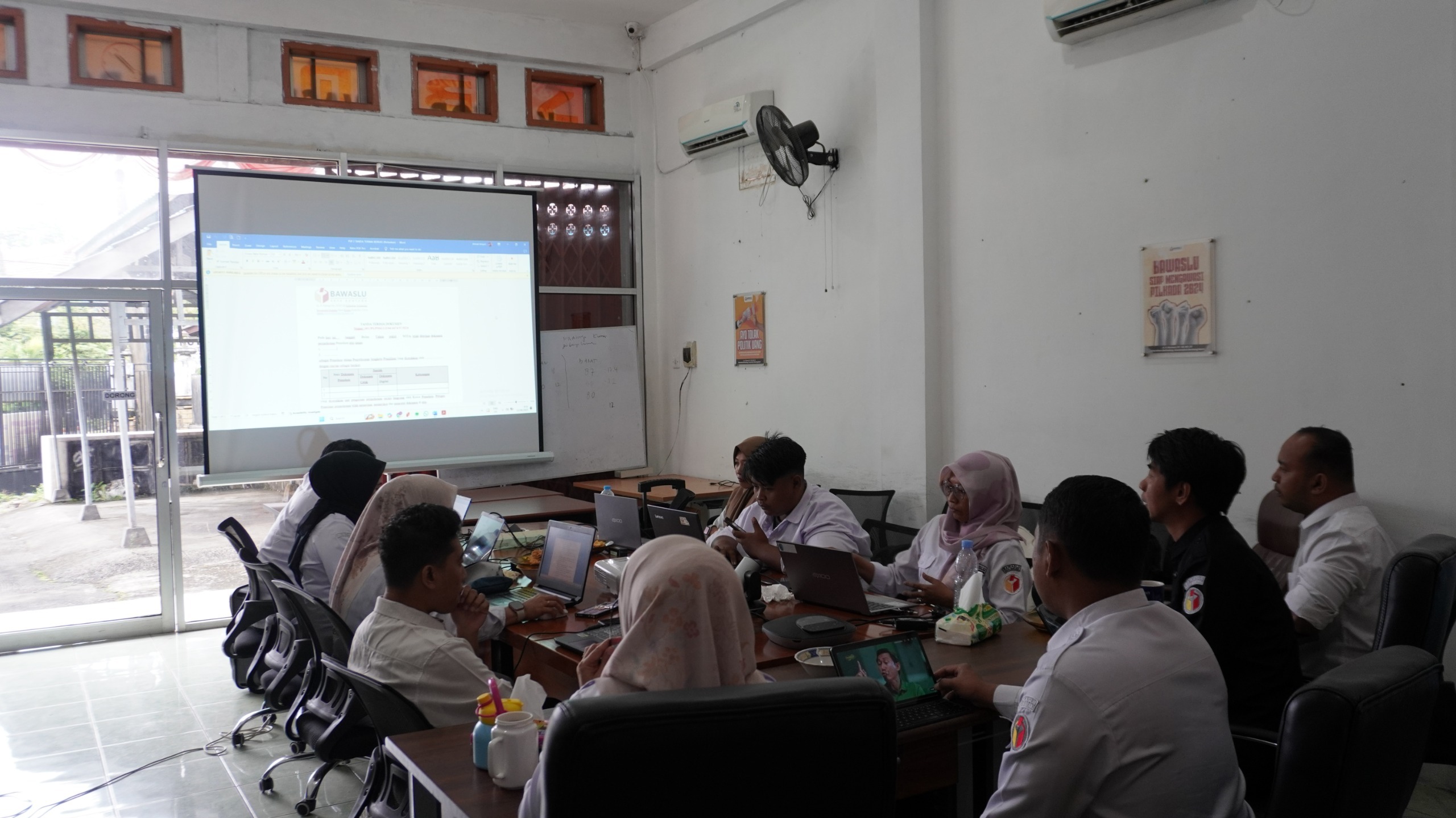 Bawaslu Kota Bontang melaksanakan Pratek Penerimaan Permohonan Penyelesaian Sengketa Proses Pemilu, Rabu (13/8/2025) di Ruang Rapat Kantor Bawaslu Bontang