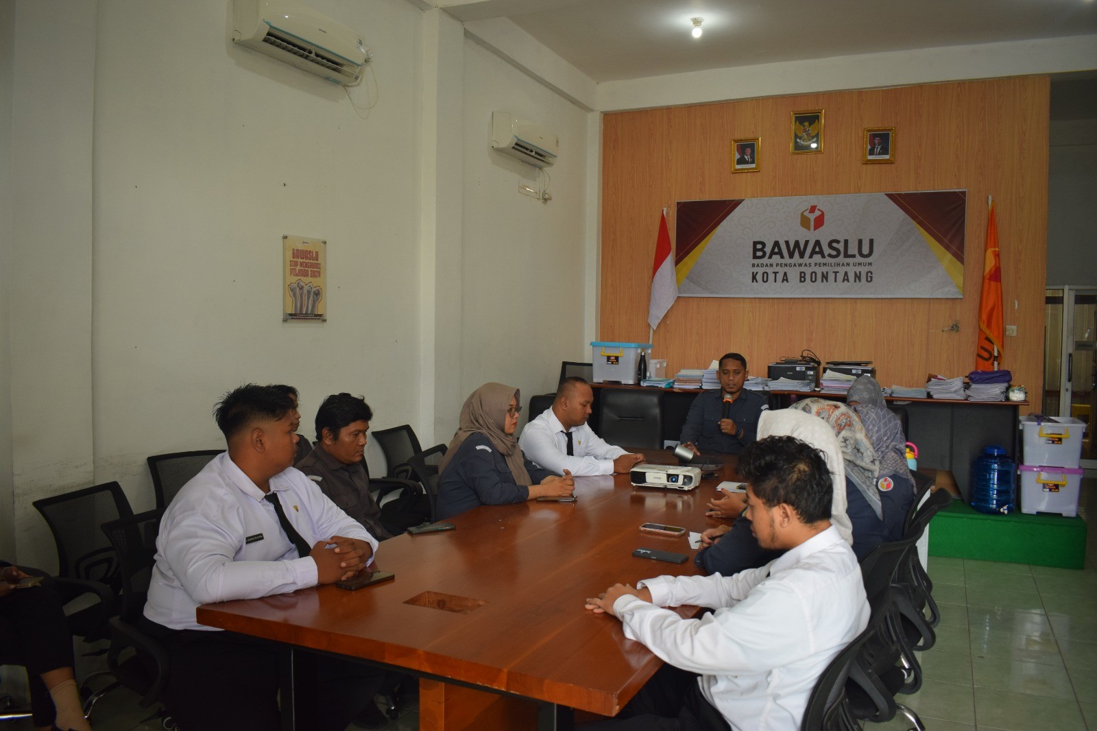 Bawaslu, Bawaslu Kota Bontang melaksanakan Rapat Internal/Briefing awal pekan sebelum melakukan aktifitas tugas, Senin (15/9/2025) di Ruan Rapat Kantor Bawaslu Bontang