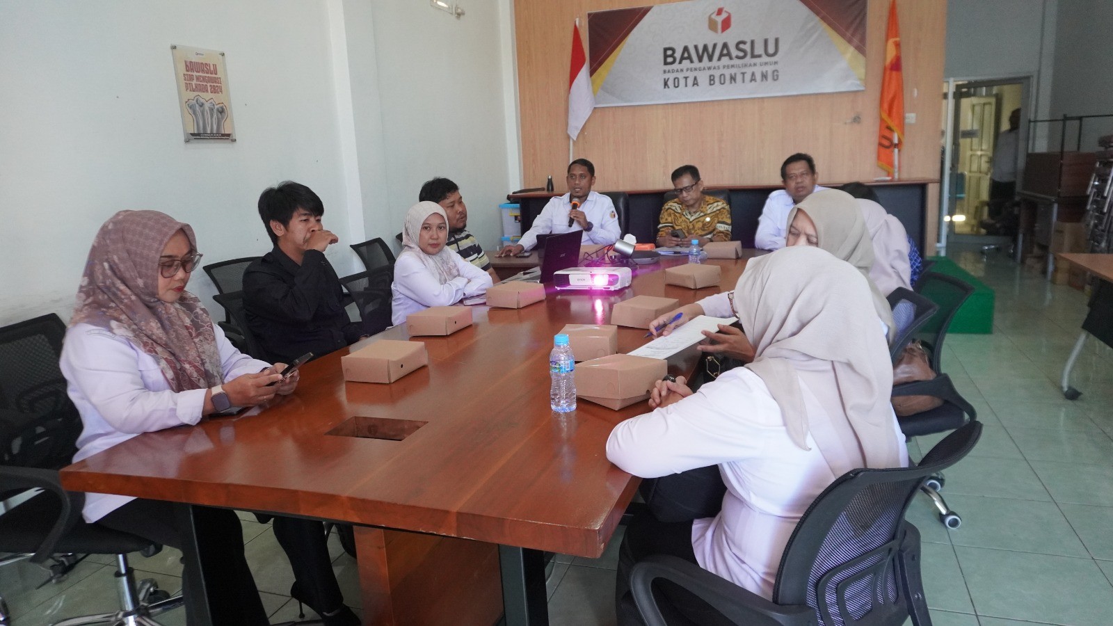 Ketua dan Anggota Bawaslu Kota Bontang serta Jajaran Sekretariat menyambut kedatangan Tim Visitasi Monitoring dan Evaluasi (monev) Kepatuhan Badan Publik  KIP Tahun 2025, Rabu (3/9/2025) di Kantor Bawaslu Bontang.