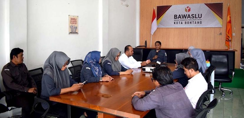 Apel dan Rapat Internal Bawaslu Bontang Sebelum Melaksanakan Aktifitas Tugas, Senin (15/09/2025).
