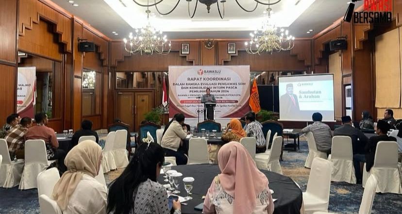 Rakor yang diselenggarakan Bawaslu Provinsi Kalimantan Timur ini di hadiri langsung oleh anggota Bawaslu Republik Indonesia, Herwin JH Malonda, pada Senin (3/3/2025) bertempat di Hotel Grand Senyiur Balikpapan.