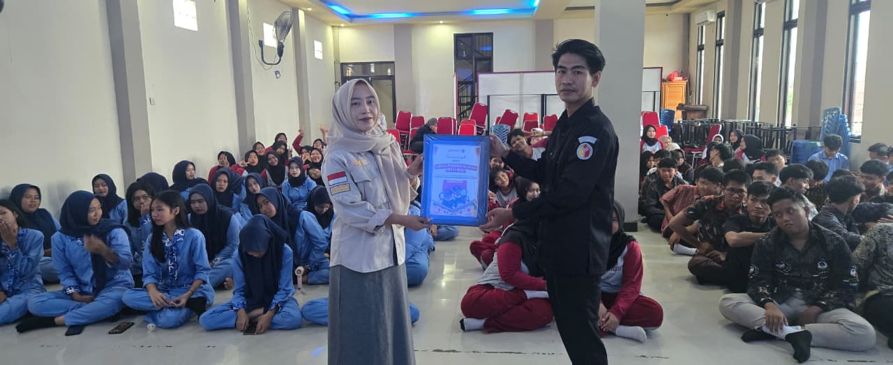 Sosialisasi Pengawasan Partisipatif Pemilih Pemula yang dilaksakanakan di Sekolah Menengah Kejuruan (SMK) Putra Bangsa pada Rabu (22/10/2025).