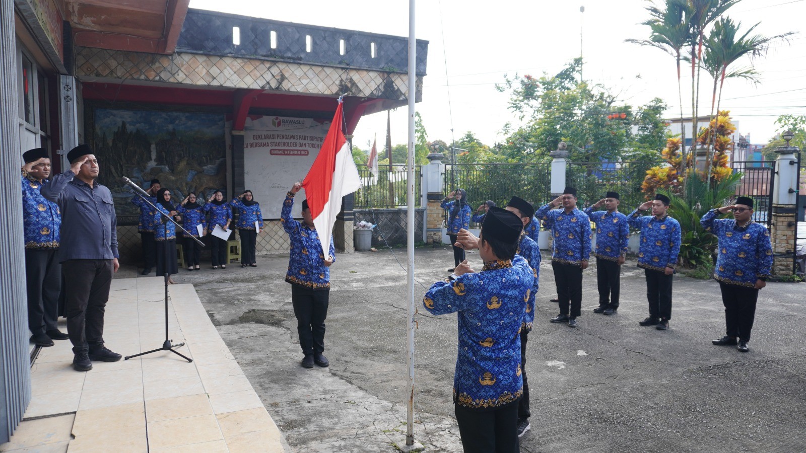 Upacara peringatan Hari Sumpah Pemuda, Selasa (28/10/2025) di Halaman Kantor Bawaslu Bontang.