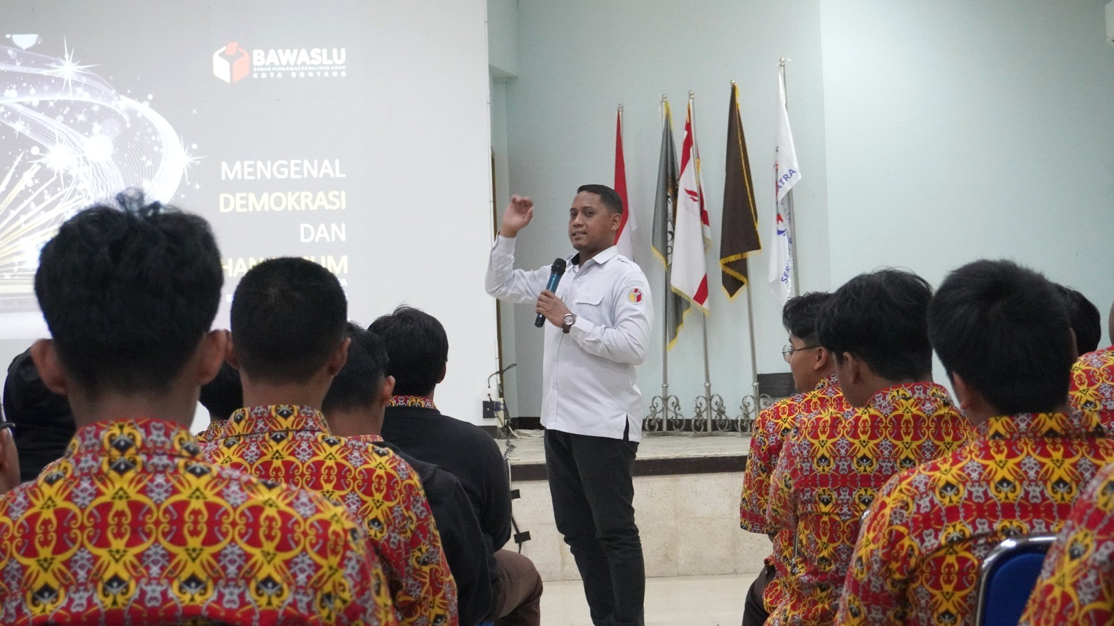 Sosialisasi Pengawasan Partisipatif Pemilih Pemula di Sekolah Menengah Atas (SMA) Vidatra, Rabu (29/10/2025).