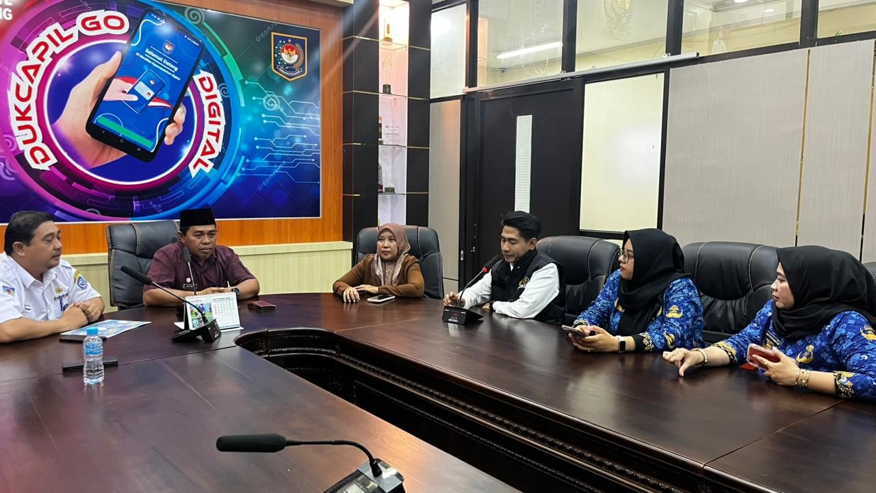 Rabu, (01/09/2025) Badan Pengawas Pemilihan Umum (Bawaslu) Kota Bontang melakukan kunjungan kerja ke Kantor Dinas Kependudukan dan Pencatatan Sipil (Disdukcapil) Kota Bontang.