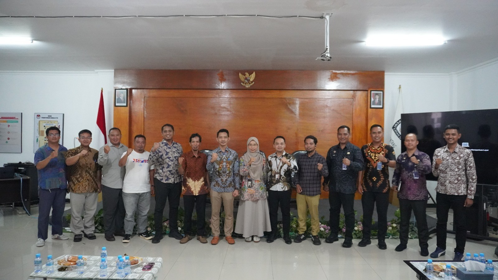 Ketua Bawaslu Bontang mengikuti kegiatan Diskusi Pelayanan Publik dan Ombudsman yang diselenggarakan Komisi Pemilihan Umum (KPU) Bontang, Kamis (16/10/2025) di Ruang Rapat Husni Kamil Manik KPU Kota Bontang.