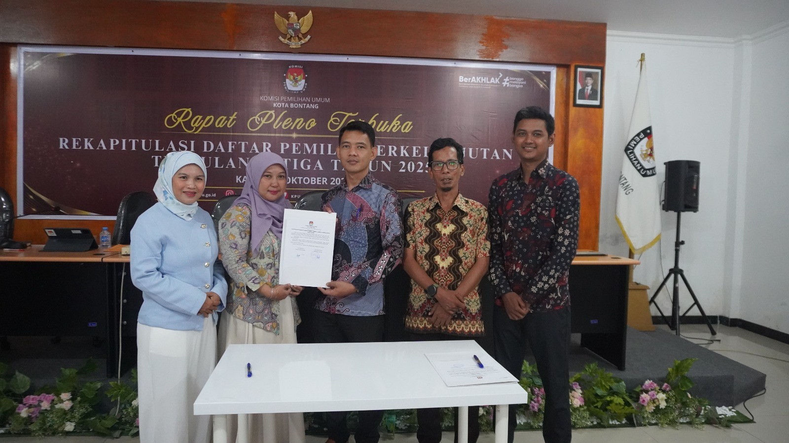 Anggota Bawaslu Kota Bontang Syahriah, menghadiri Rapat Pleno Terbuka  Rekapitulasi Daftar Pemilih Berkelanjutan Triwulan III Tahun 2025 yang diselenggarakan oleh Komisi Pemilihan Umum (KPU) Bontang, Kamis (2/10/2025) di Ruang Rapat Husni Kamil Manik.