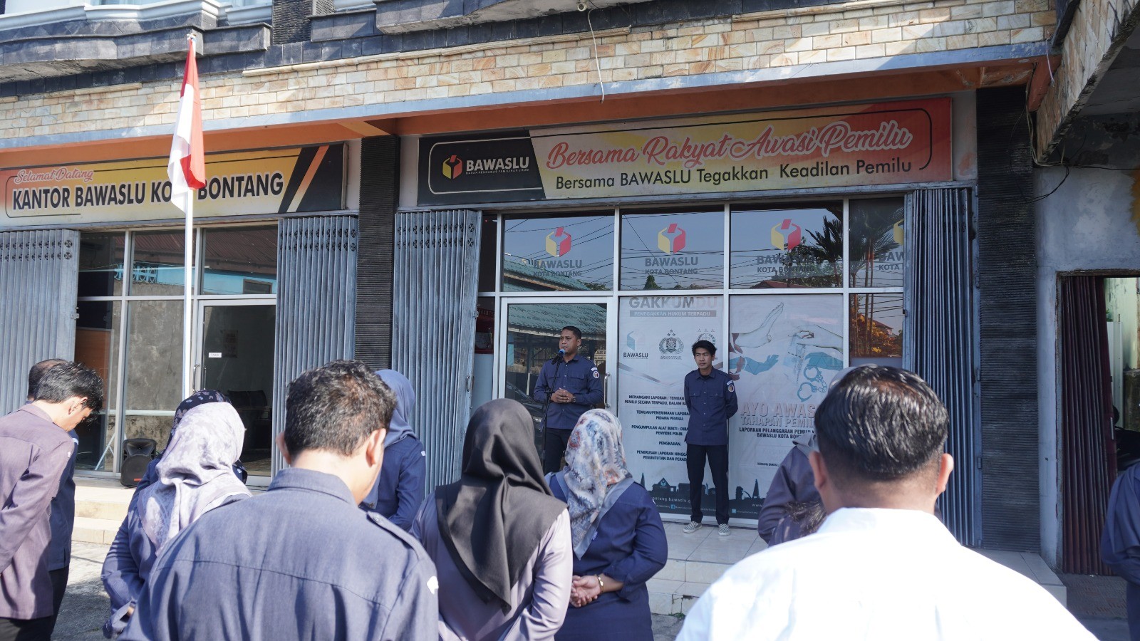 Apel pagi Bawaslu Kota Bontang sebelum melaksanakan aktifitas tugas, Senin (3/11/2025).
