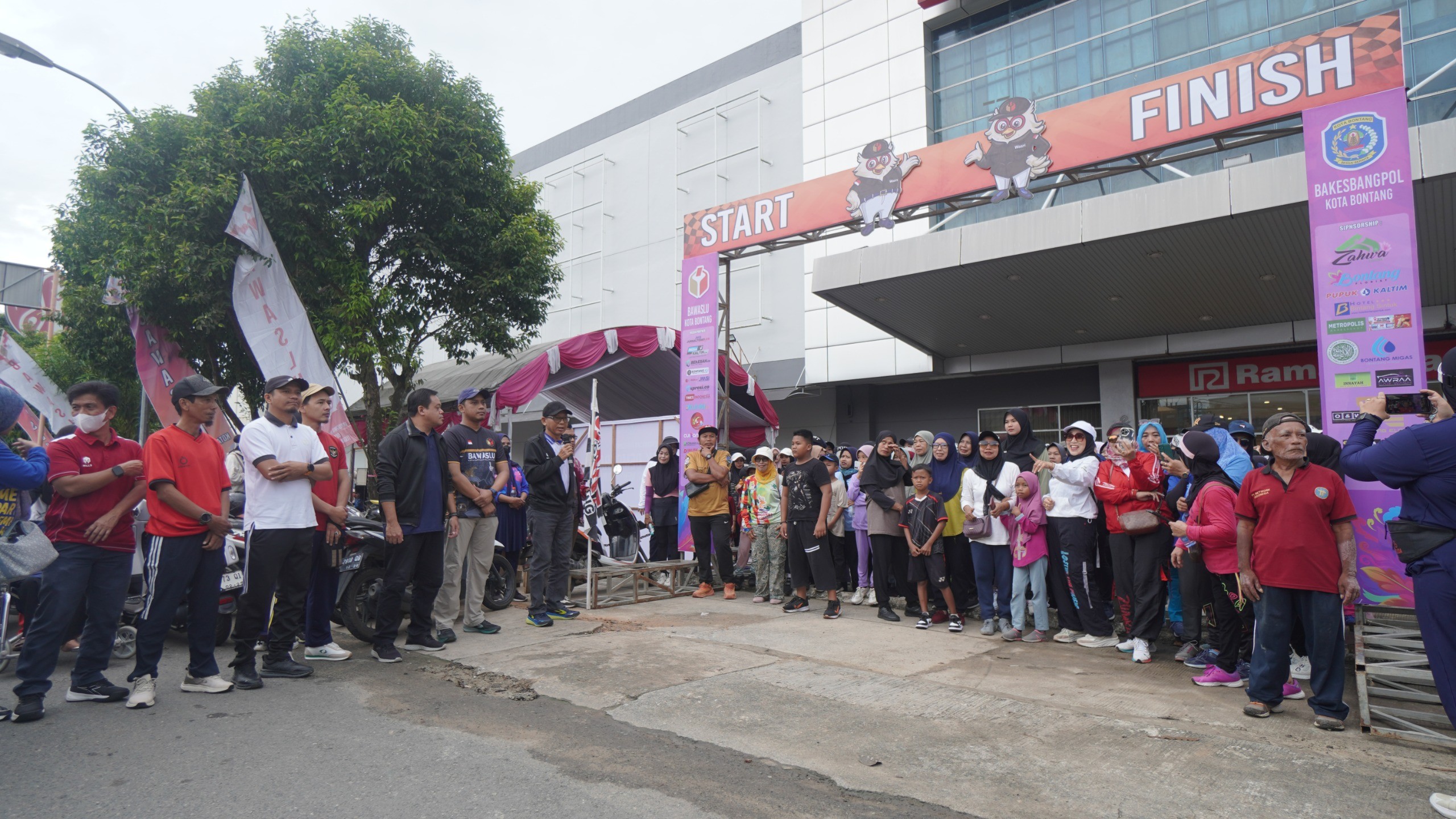 Pelepasan peserta jalan sehat kegiatan puncak pekan pengawasan partisipatif, Minggu (16/11/2025).