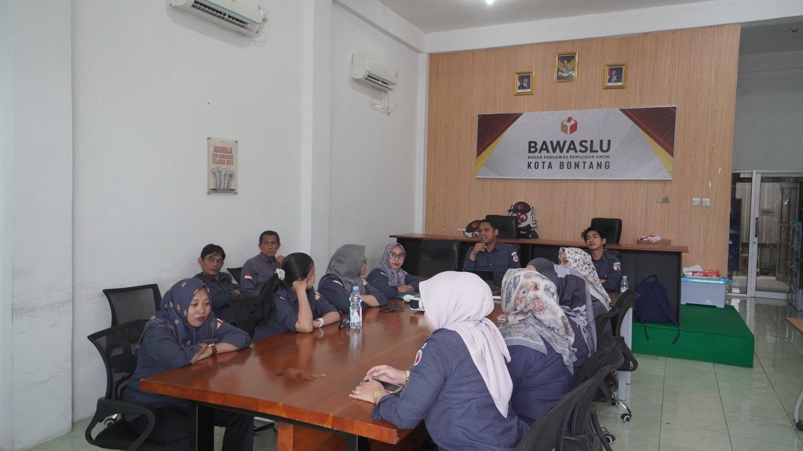Badan Pengawas Pemilihan Umum (Bawaslu) Kota Bontang melaksanakan rapat internal atau briefing rutin di Ruang Rapat Kantor Bawaslu Kota Bontang, Senin (24/11/2025) pagi.
