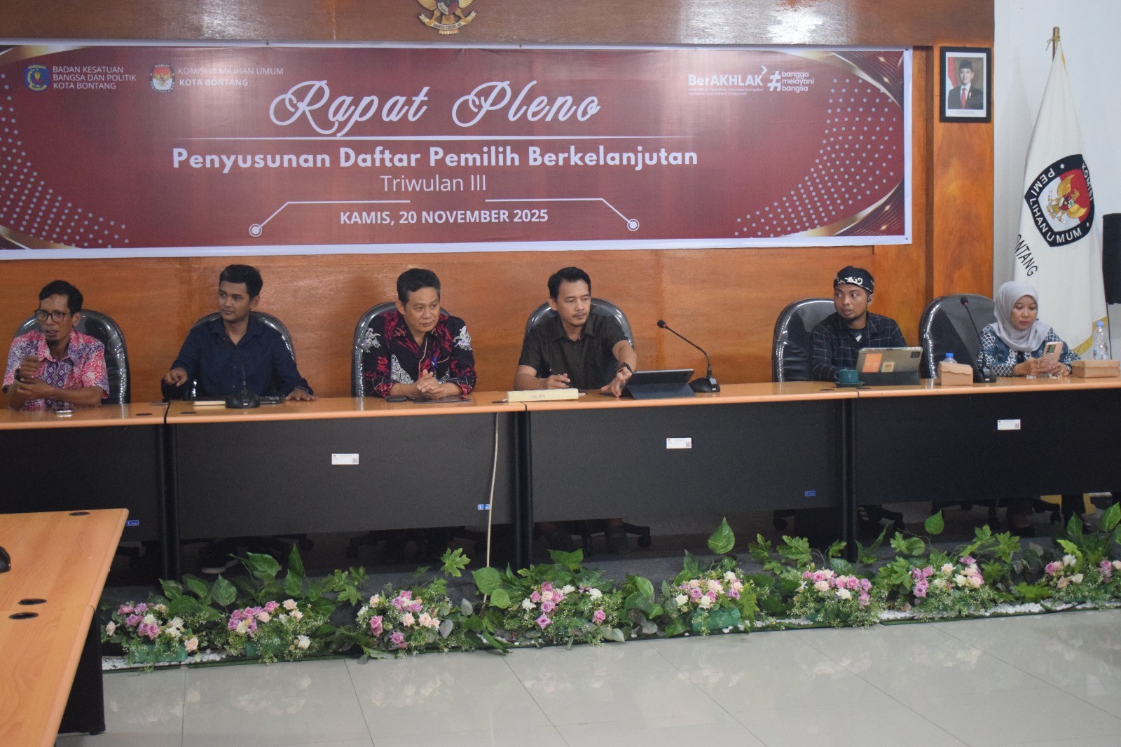 Badan Pengawas Pemilihan Umum (Bawaslu) Kota Bontang menghadiri sekaligus melakukan pengawasan melekat terhadap Rapat Pleno Penyusunan Daftar Pemilih Berkelanjutan (PDPB) Triwulan III Tahun 2025 yang diselenggarakan oleh Komisi Pemilihan Umum (KPU) Kota Bontang di Ruang HKM KPU Bontang, Kamis (20/11/2025).