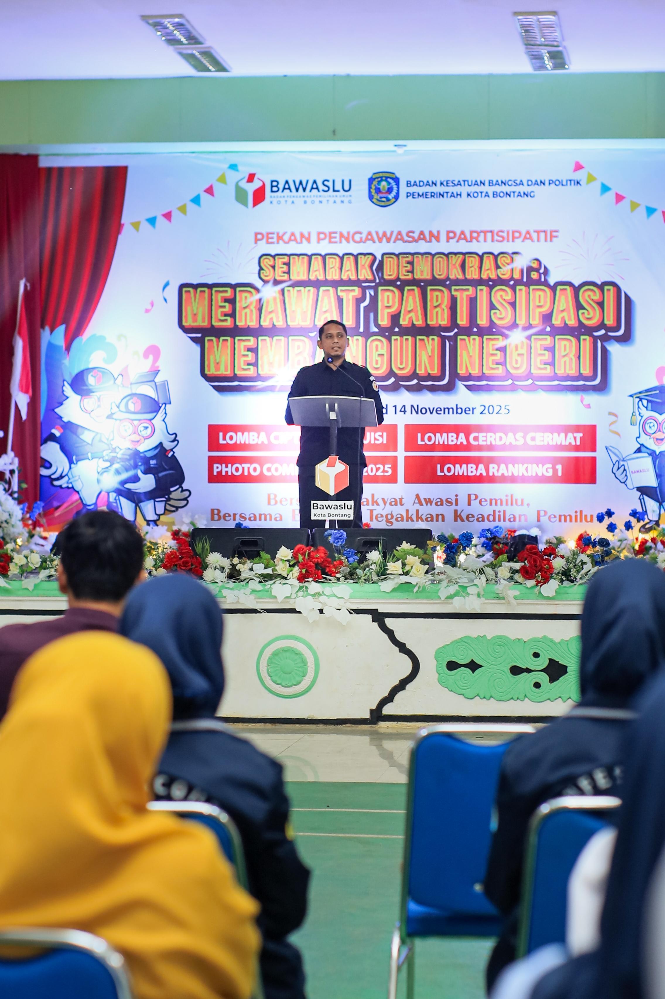 Ketua Bawaslu Bontang, Aldy Artrian membuka Rangkaian Kegiatan Pekan Pengawasan Partisipatif Semarak Demokrasi Merawat Partisipasi Membangun Negeri yang dilaksanakan di BPU Kecamatan Bontang Selatan, Selasa (11/11/2025).