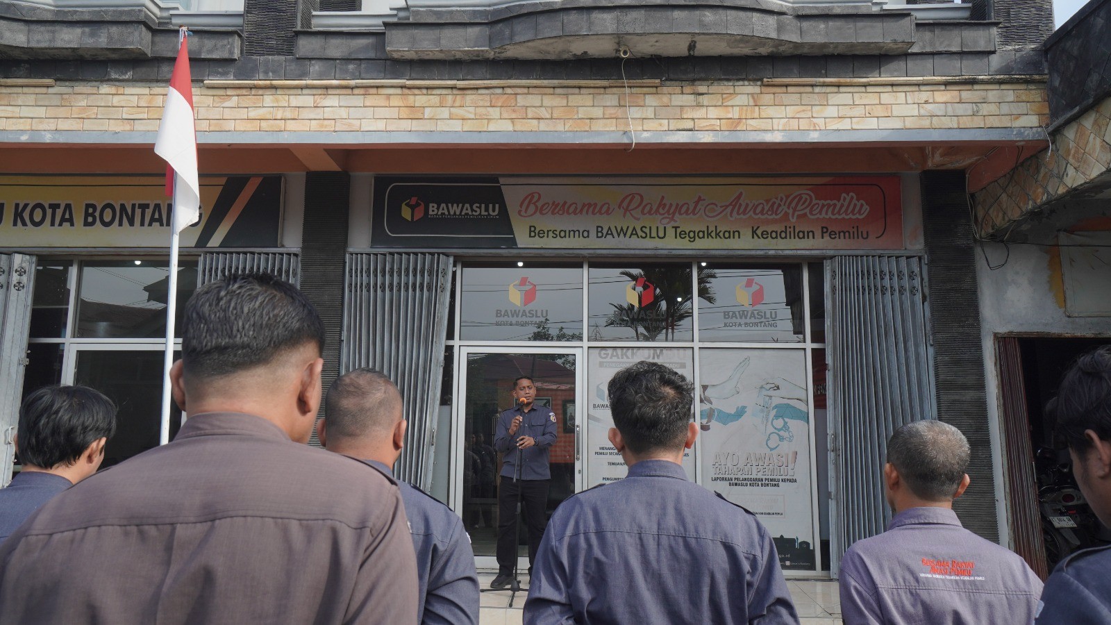 Apel pagi Bawaslu Kota Bontang, Senin (15/12/2025) di Halaman Kantor Bawaslu Bontang.