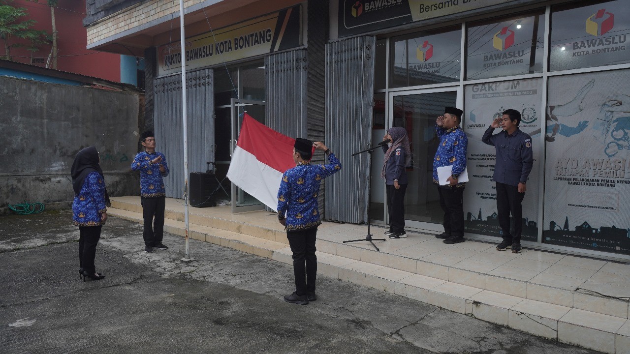 Pengibaran bendera merah putih dalam kegiatan pelaksanaan upacara  HUT ke-54 Korps Pegawai Republik Indonesia (KORPRI) tahun 2025, Senin (1/12/2025) di Halaman Kantor Bawaslu Bontang.
