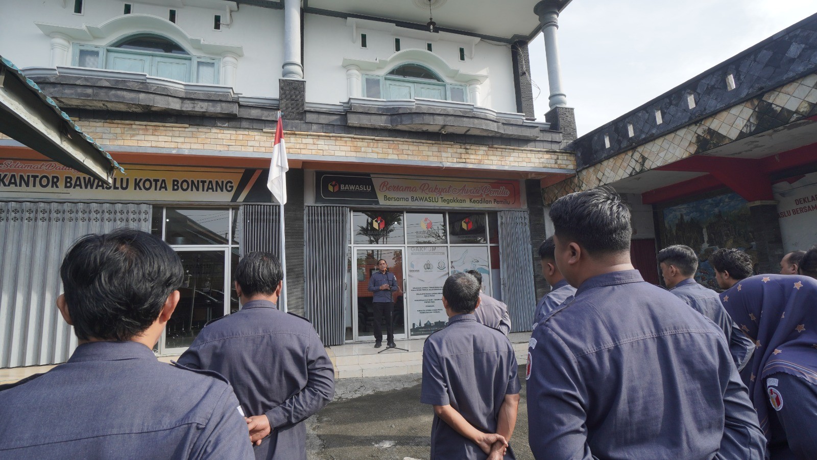 Apel dan Rapat Internal Bawaslu Bontang sebelum melaksanakan aktifitas tugas, Senin (8/12/2025).