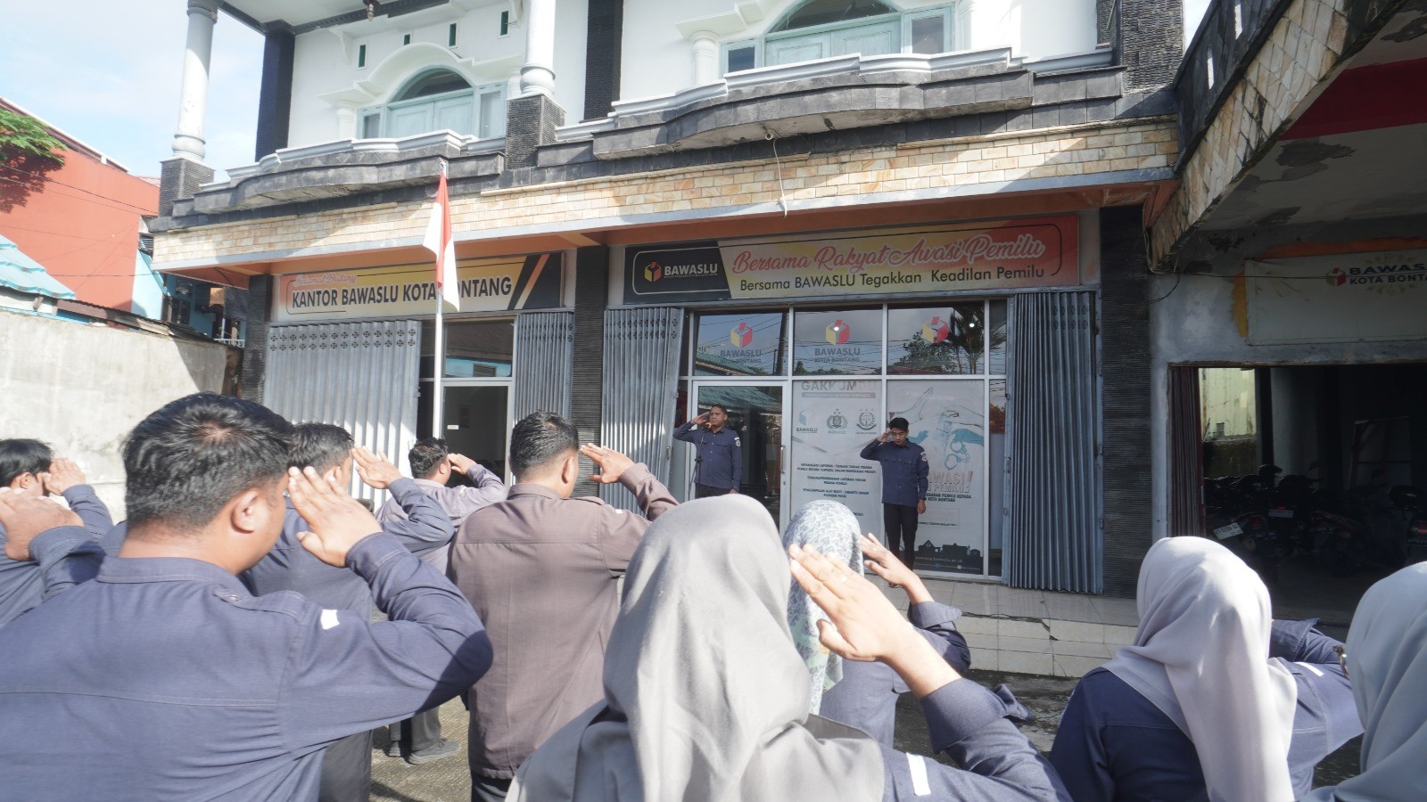 Apel dan briefing rutin awal pekan yang dilaksanakan Bawaslu Bontang, Senin (22/12/2025).