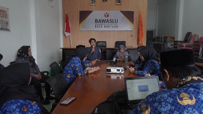 Rapat internal rutin awal pekan Bawaslu Bontang, Senin (1/12/2025) di Ruang Rapat Kantor Bawaslu Bontang.