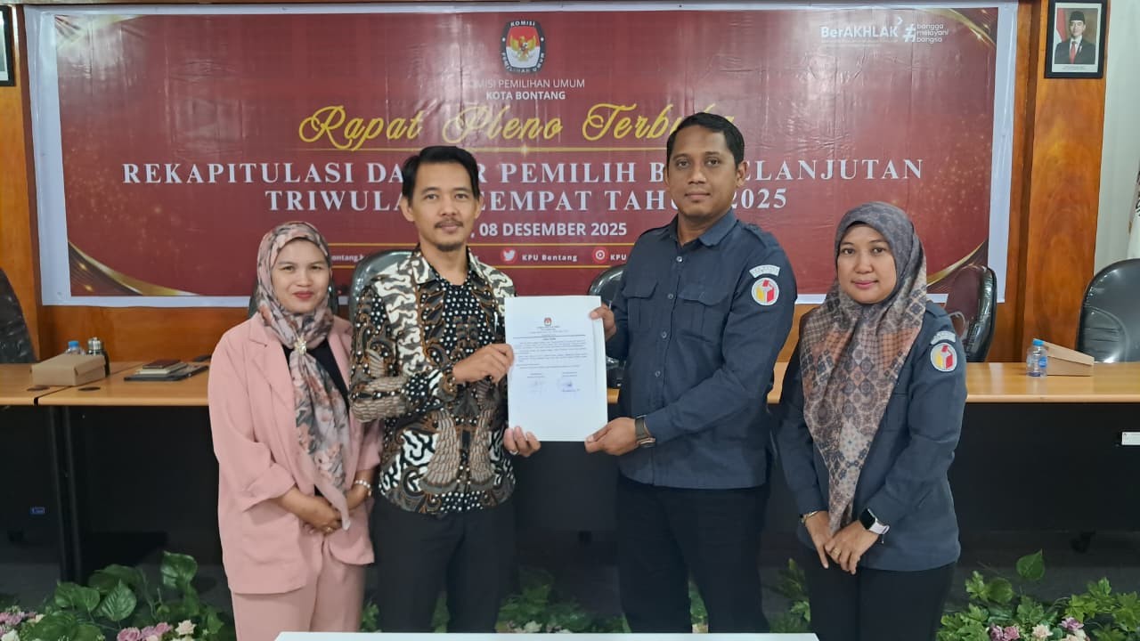 Rapat Pleno Terbuka Rekapitulasi dan Penetapan Pemutakhiran Daftar Pemilih Berkelanjutan (PDPB) Triwulan Keempat Tahun 2025, Senin (8/12/2025).