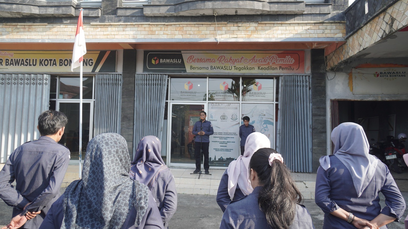Badan Pengawas Pemilihan Umum (Bawaslu) Kota Bontang memastikan jajarannya tetap siap siaga. Melalui kegiatan apel dan briefing rutin pada Senin (26/1/2026).