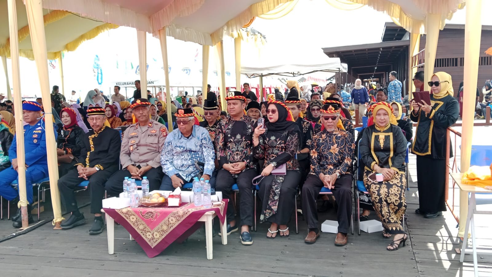 Anggota Bawaslu Kota Bontang, Syahriah, menghadiri pembukaan perhelatan budaya tahunan Pesta Laut Bontang Kuala yang resmi dibuka hari ini, Rabu (17/12/2025).