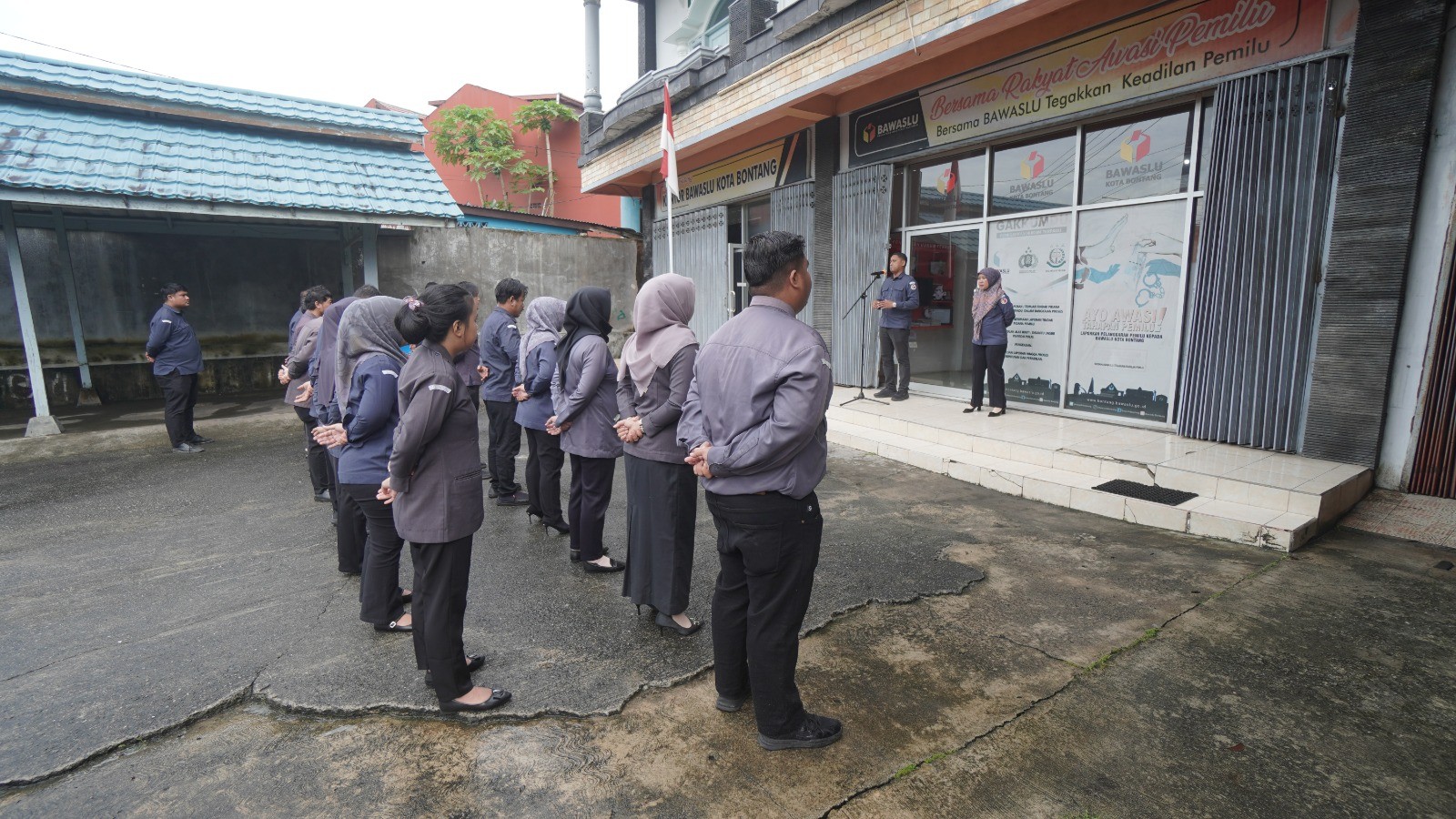 Badan Pengawas Pemilihan Umum (Bawaslu) Kota Bontang menggelar apel pagi rutin sekaligus briefing koordinasi pada Senin (09/02/2026). 