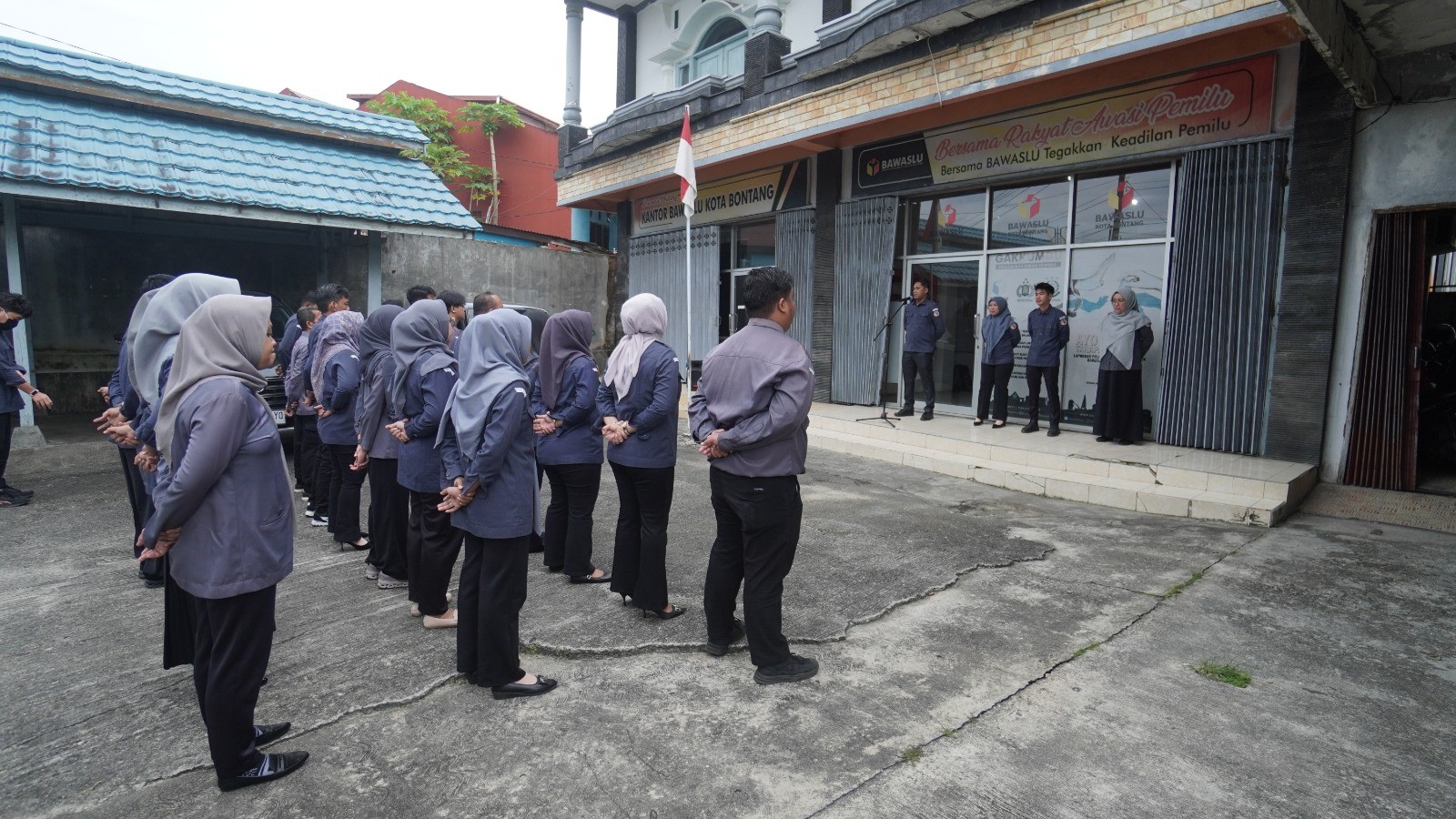 Apel pagi perdana pasca libur Lebaran dan cuti bersama di halaman kantor Bawaslu, Senin (30/03/2026).