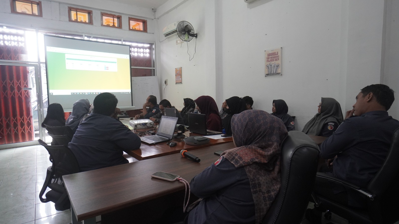 Presentasi hasil inovasi digital dari dua mahasiswa Praktik Kerja Lapangan (PKL) Sekolah Tinggi Teknologi (STITEK) Bontang pada Senin (09/03/2026).