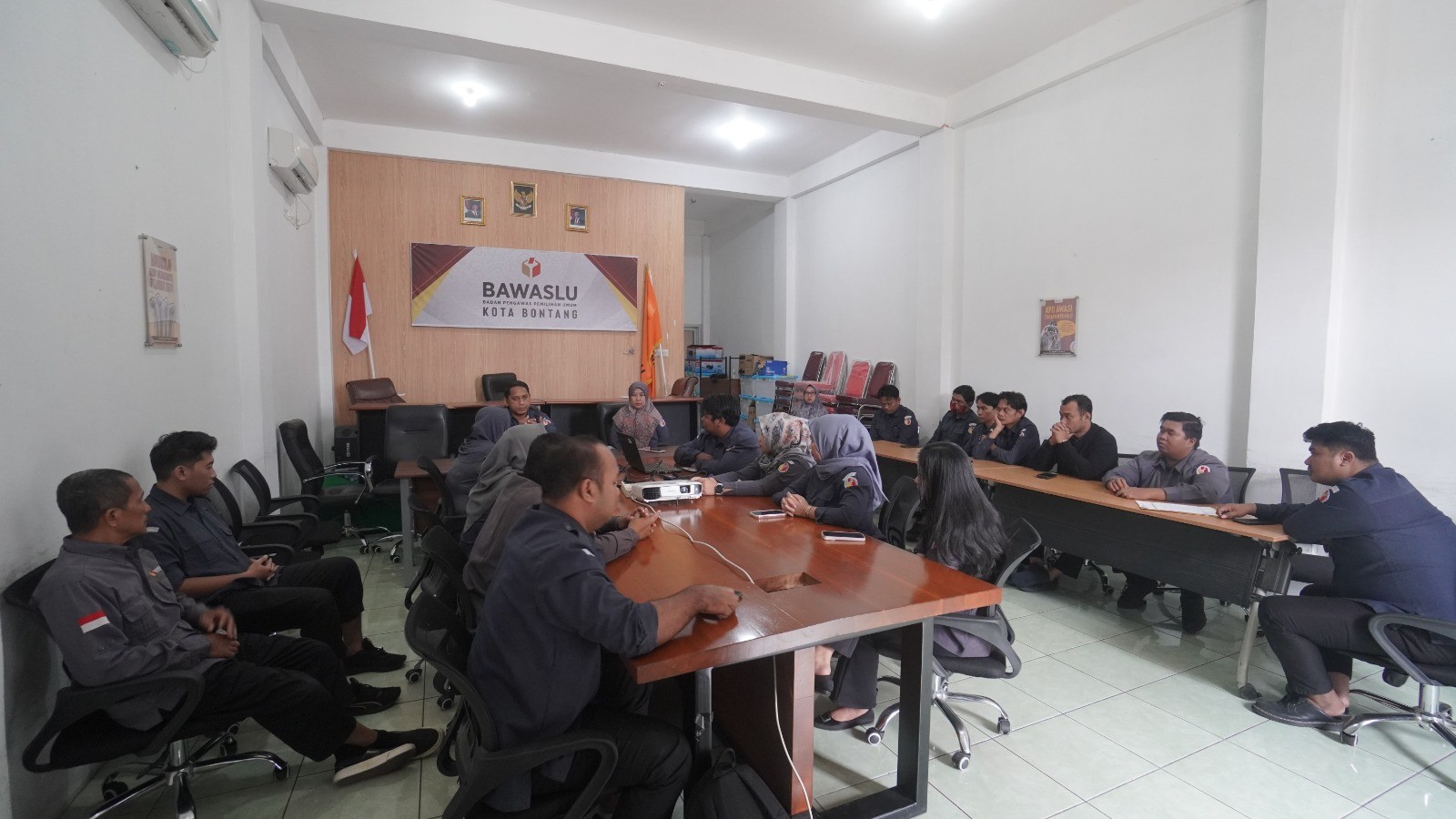 Rapat internal atau Briefing rutin awal pekan dilaksanakan Bawaslu Kota Bontang sebelum melaksanakan aktifitas tugas, Senin(09/03/2026).
