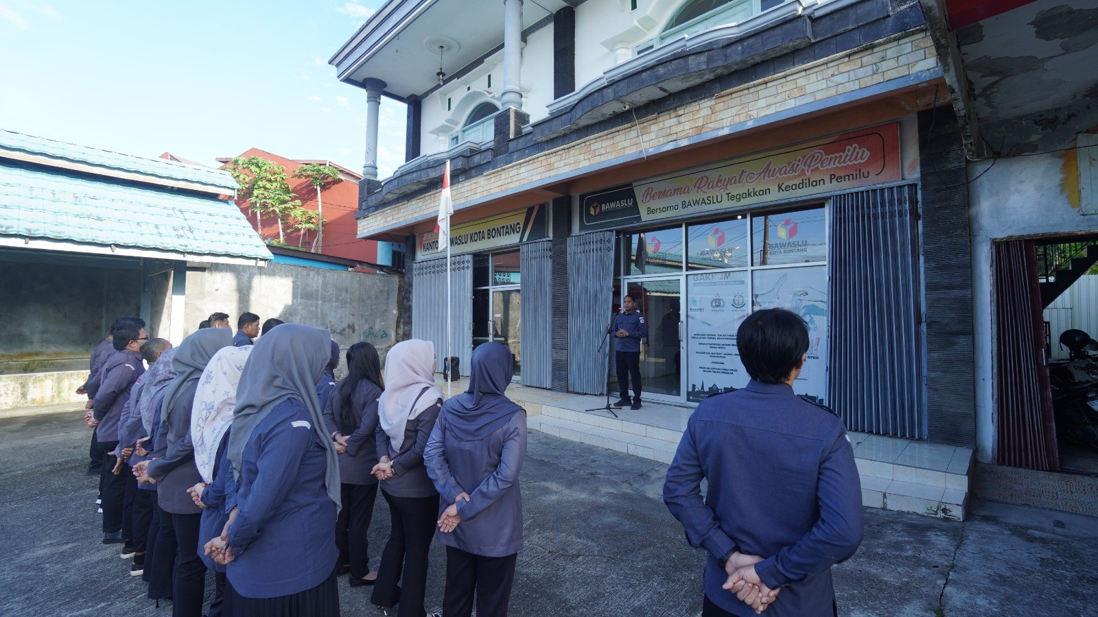 Badan Pengawas Pemilu (Bawaslu) Kota Bontang menggelar apel pagi rutin yang dirangkaikan dengan sesi briefing pada Senin (06/04/2026). 