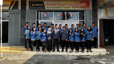 Upacara peringatan Hari Sumpah Pemuda, Selasa (28/10/2025) di Halaman Kantor Bawaslu Bontang.