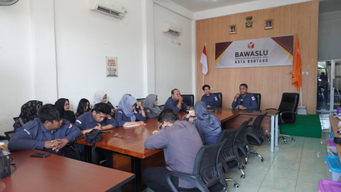 Rapat internal/ briefing Bawaslu Bontang, Senin(3/11/2025)