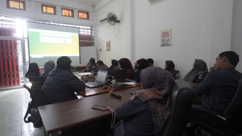 Presentasi hasil inovasi digital dari dua mahasiswa Praktik Kerja Lapangan (PKL) Sekolah Tinggi Teknologi (STITEK) Bontang pada Senin (09/03/2026).