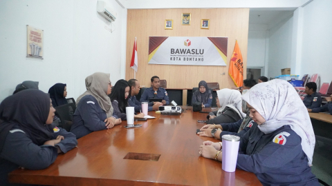 Briefing, 25 Mei 2026