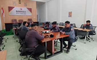 Briefing pagi Bawaslu Bontang sebelum melaksanakan aktifitas tugas