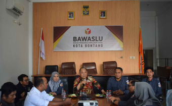 Anggota Bawaslu Republik Indonesia, Totok Hariyono melaksanakan Kunjungan Kerja dalam rangka Supervisi dan Penguatan Kapasitasn ke Kantor Bawaslu Kota Bontang  pada Senin (23/6/2025).