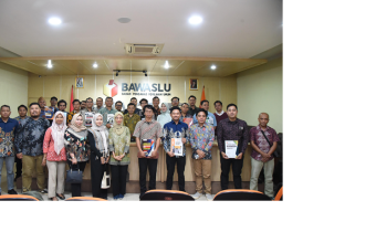 Bawaslu Bontang Serahkan Laporan Akhir Kehumasan Tahun 2024 Ke Bawaslu RI, Jumat (17/1/2025).