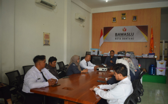 Bawaslu, Bawaslu Kota Bontang melaksanakan Rapat Internal/Briefing awal pekan sebelum melakukan aktifitas tugas, Senin (15/9/2025) di Ruan Rapat Kantor Bawaslu Bontang