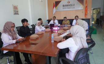 Ketua dan Anggota Bawaslu Kota Bontang serta Jajaran Sekretariat menyambut kedatangan Tim Visitasi Monitoring dan Evaluasi (monev) Kepatuhan Badan Publik  KIP Tahun 2025, Rabu (3/9/2025) di Kantor Bawaslu Bontang.