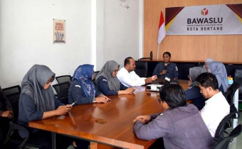 Apel dan Rapat Internal Bawaslu Bontang Sebelum Melaksanakan Aktifitas Tugas, Senin (15/09/2025).