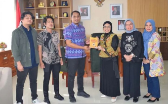 Badan Pengawas Pemilihan Umum (Bawaslu) Kota Bontang melakukan Kunjungan Silaturahmi dan Koordinasi ke Wali Kota Bontang dalam rangka mengenai Pengelolaan Dana Hibah Pilkada tahun 2024 sekaligus penyampaian Buku Jejak Pengawasan Pemilu Kalimantan Timur tahun 2024 Dalam Angka, Kamis (27/3/2025).