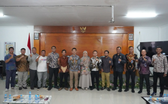 Ketua Bawaslu Bontang mengikuti kegiatan Diskusi Pelayanan Publik dan Ombudsman yang diselenggarakan Komisi Pemilihan Umum (KPU) Bontang, Kamis (16/10/2025) di Ruang Rapat Husni Kamil Manik KPU Kota Bontang.