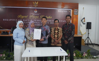 Anggota Bawaslu Kota Bontang Syahriah, menghadiri Rapat Pleno Terbuka  Rekapitulasi Daftar Pemilih Berkelanjutan Triwulan III Tahun 2025 yang diselenggarakan oleh Komisi Pemilihan Umum (KPU) Bontang, Kamis (2/10/2025) di Ruang Rapat Husni Kamil Manik.