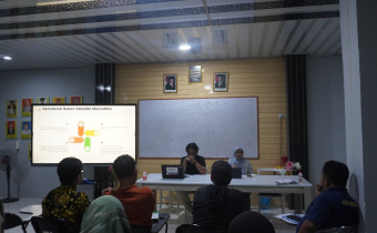 Bawaslu Kota Bontang menggelar kegiatan Sosialisasi Pengawasan Partisipatif Pemilih Pemula dengan tema “Mengawal Demokrasi Pasca Pemilu dan Pilkada Tahun 2024”. Kegiatan ini dilaksanakan di Sekolah Tinggi Ilmu Tarbiyah Samsul Ma’arifat Bontang, Minggu (09/10/2025).