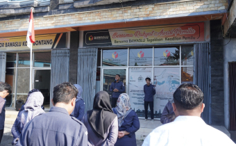 Apel pagi Bawaslu Kota Bontang sebelum melaksanakan aktifitas tugas, Senin (3/11/2025).