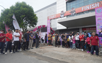 Pelepasan peserta jalan sehat kegiatan puncak pekan pengawasan partisipatif, Minggu (16/11/2025).