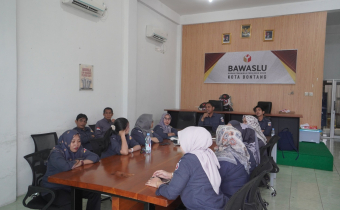 Badan Pengawas Pemilihan Umum (Bawaslu) Kota Bontang melaksanakan rapat internal atau briefing rutin di Ruang Rapat Kantor Bawaslu Kota Bontang, Senin (24/11/2025) pagi.